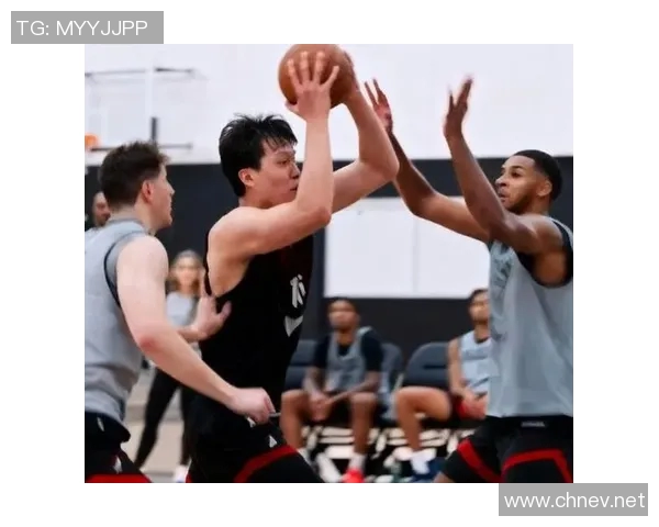 杨瀚森背粉书包随开拓者出征国王