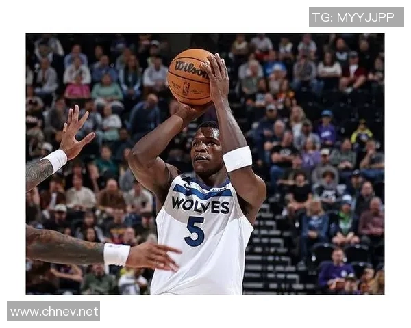 低迷！爱德华兹半场11投仅3中拿到8分出现4失误 三分6中0